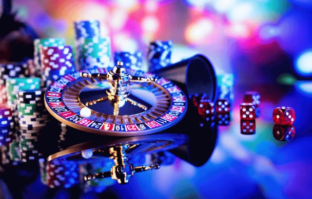 Visualisasi sistem pertahanan siber melindungi platform digital dari serangan luar